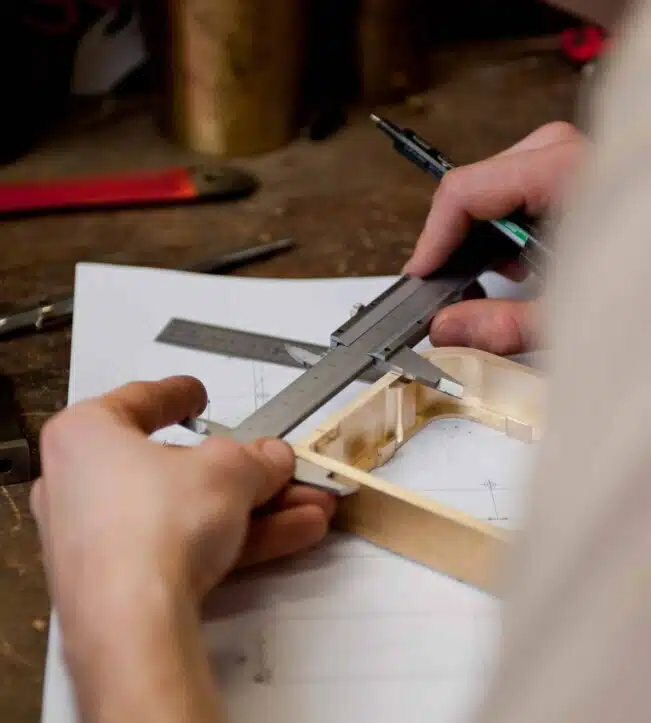 Travail de cliqueté sur une plaque d'argent