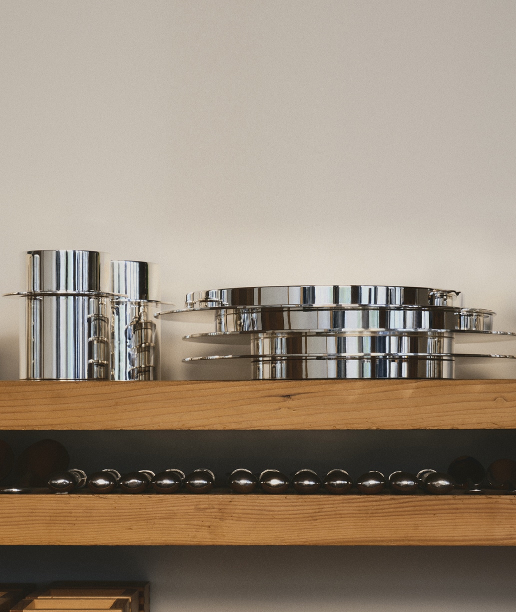 pile d'assiettes et trois mugs de la collection Dinner Service par Donald Judd