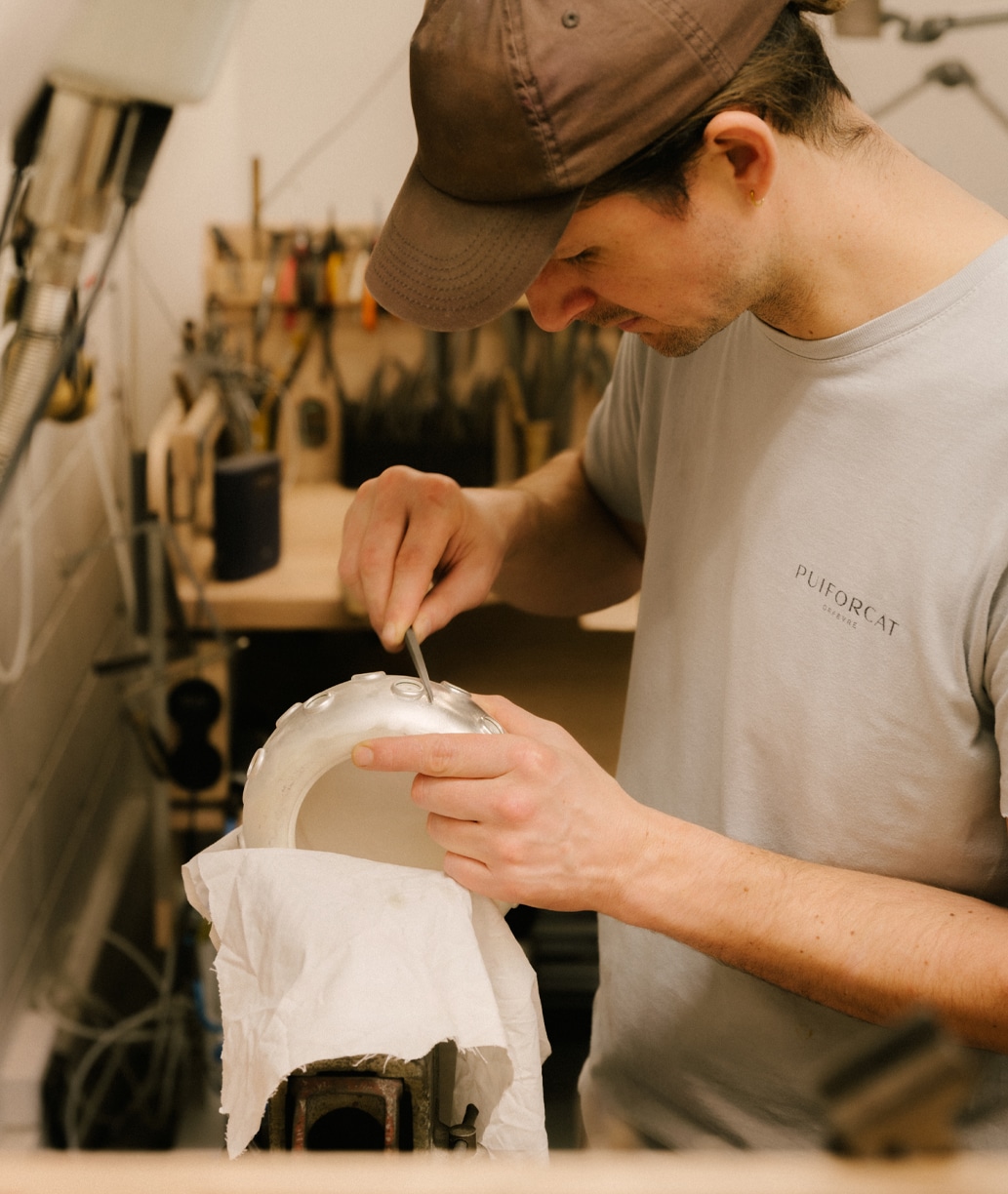 Savoir-faire à l'atelier Puiforcat sur la boîte Floralie