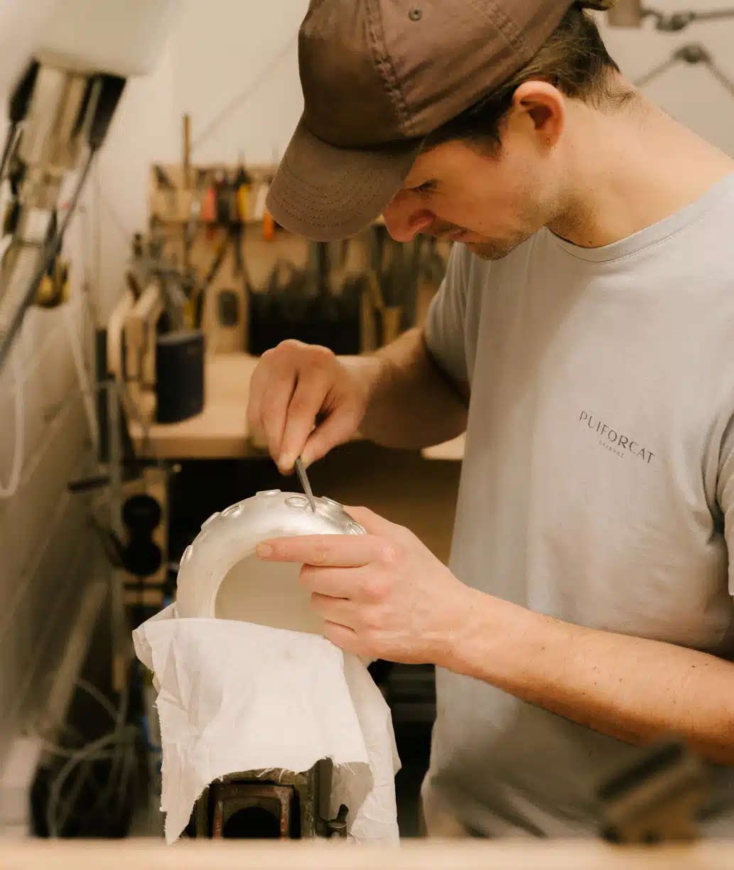 Savoir-faire à l'atelier Puiforcat sur la boîte Floralie