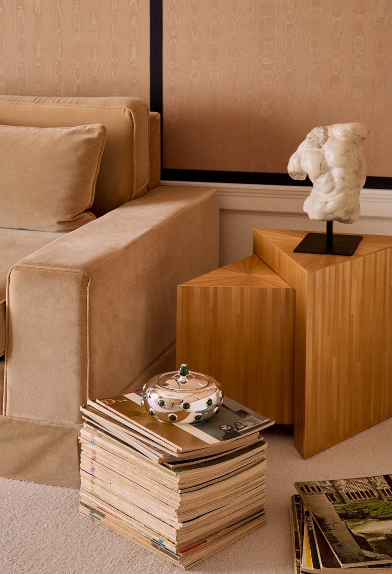 Boîte Floralie sur une pile de magazines dans un salon