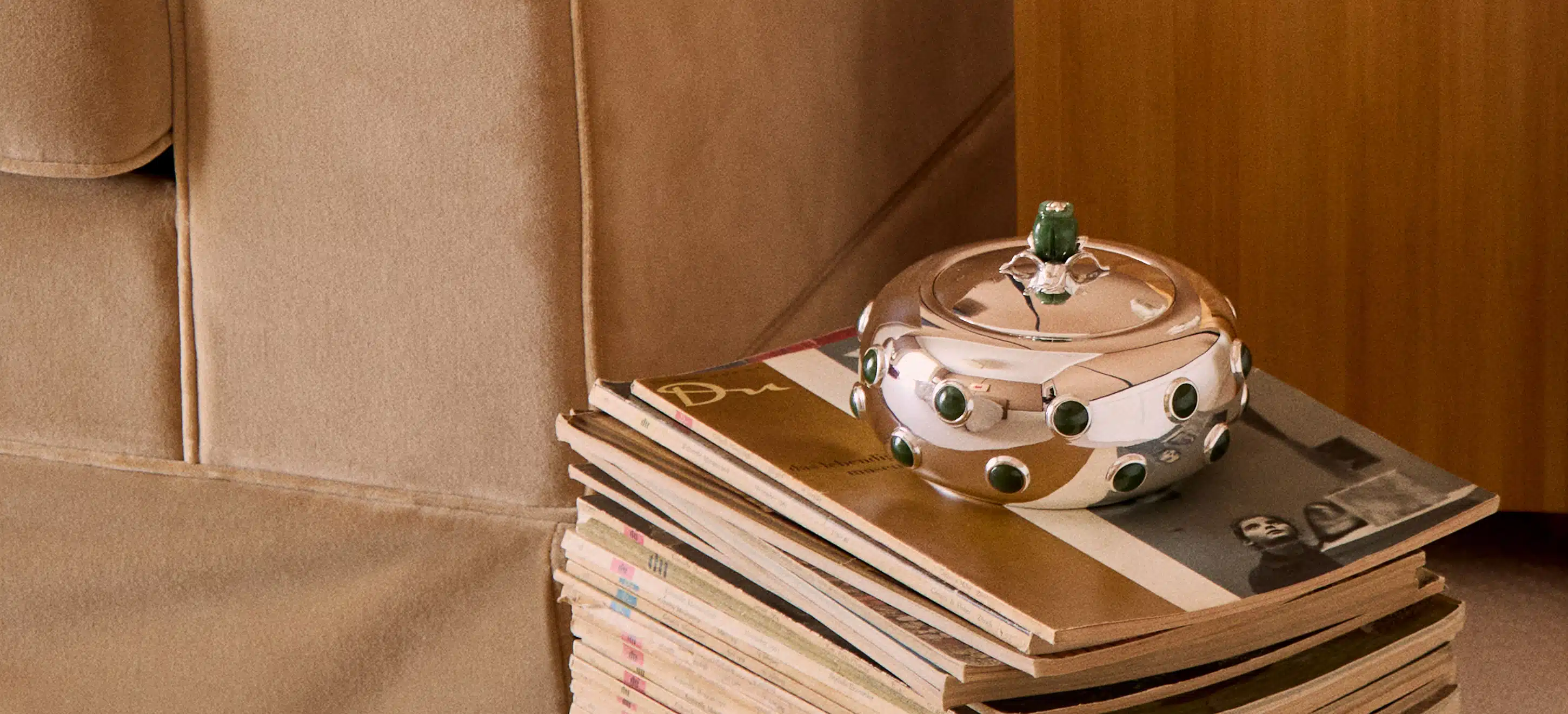 Boîte Floralies sur une pile de journaux au pied d'un canapé