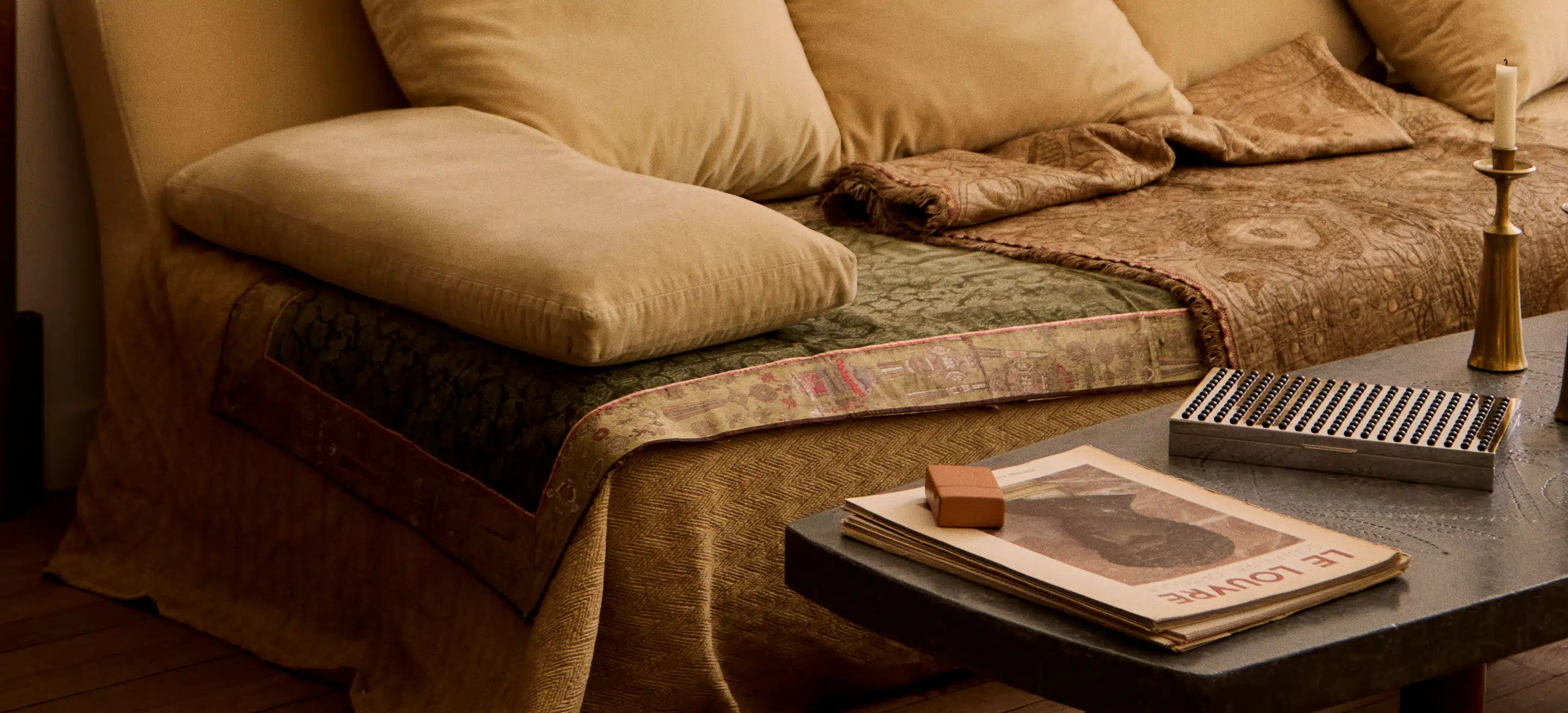 Boîte Visionnaire sur une table basse dans un salon 