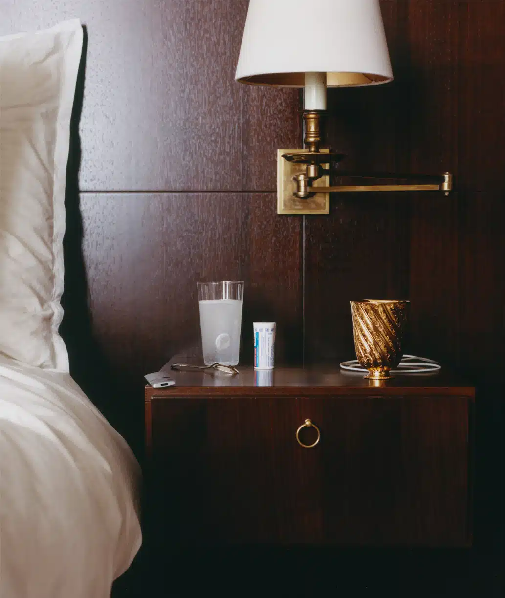 Timbale Anne d'Autriche sur une table de nuit