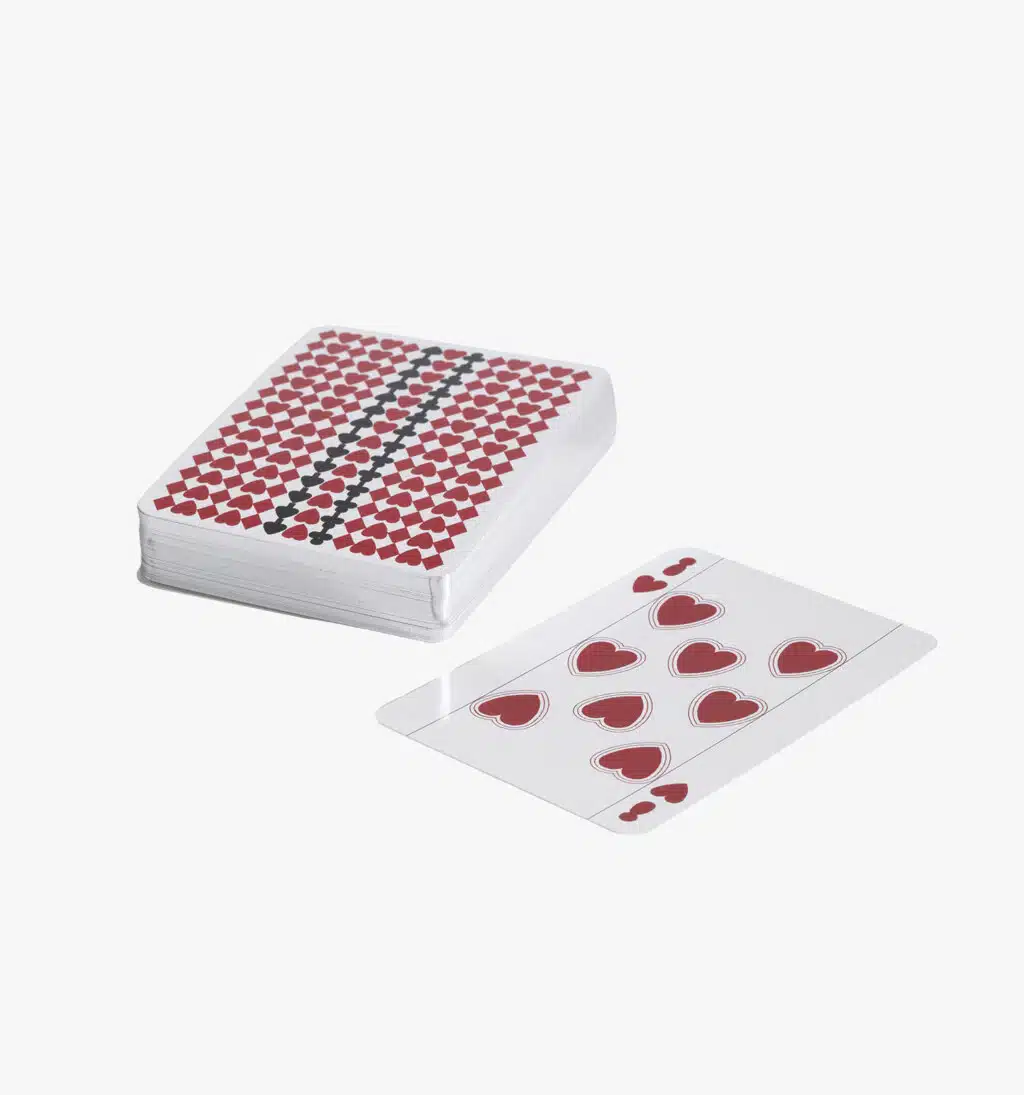 Visuel de jeu de cartes Puiforcat à dos rouge avec tranche en argent sur fond gris.