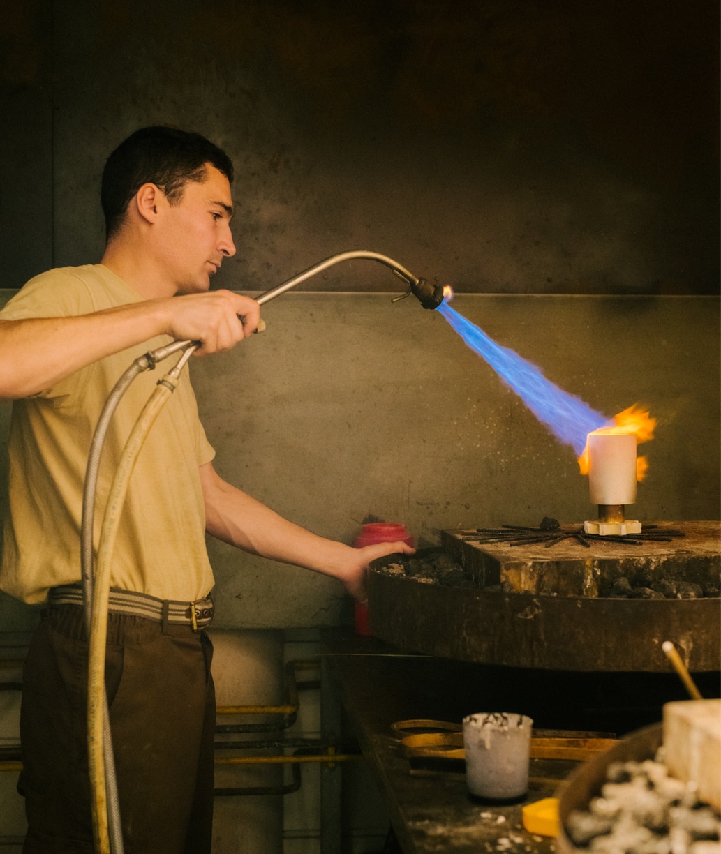 Artisan Puiforcat travaillant une pièce en argent massif