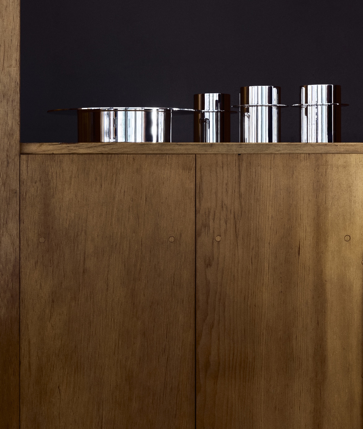 Pièces Dinner Service sur une étagère en bois, à la Fondation Judd à New York City