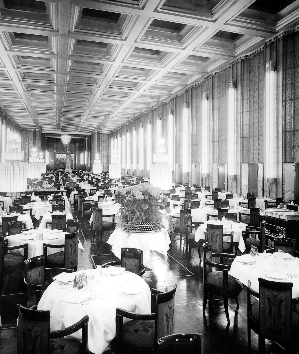 Photographie en noir et blanc de la salle à manger du paquebot Normandie qui reliait Le Havre à New York