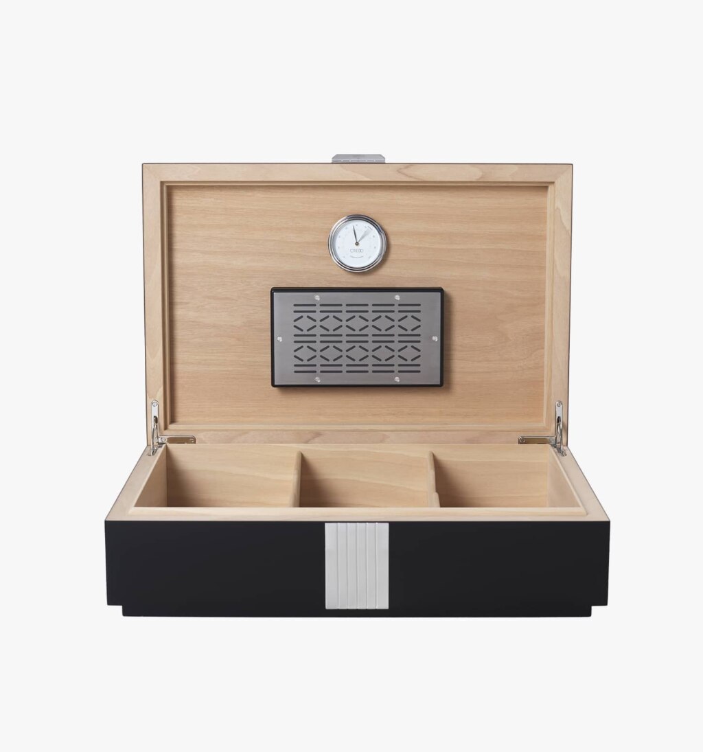 Cave à cigare en bois de sycomore teinté de la collection Puiforcat sur fond clair.