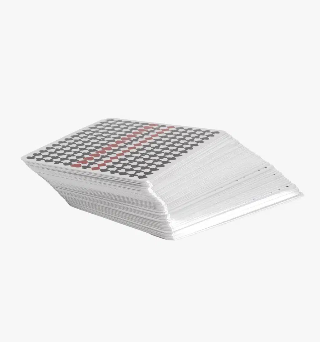 Visuel de jeu de cartes Puiforcat à dos noir avec tranche en argent sur fond gris.