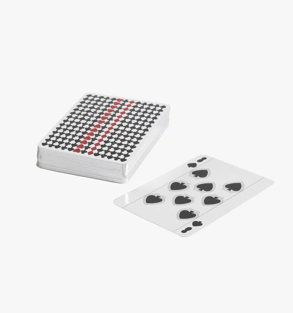 Visuel de jeu de cartes Puiforcat à dos noir avec tranche en argent sur fond gris.