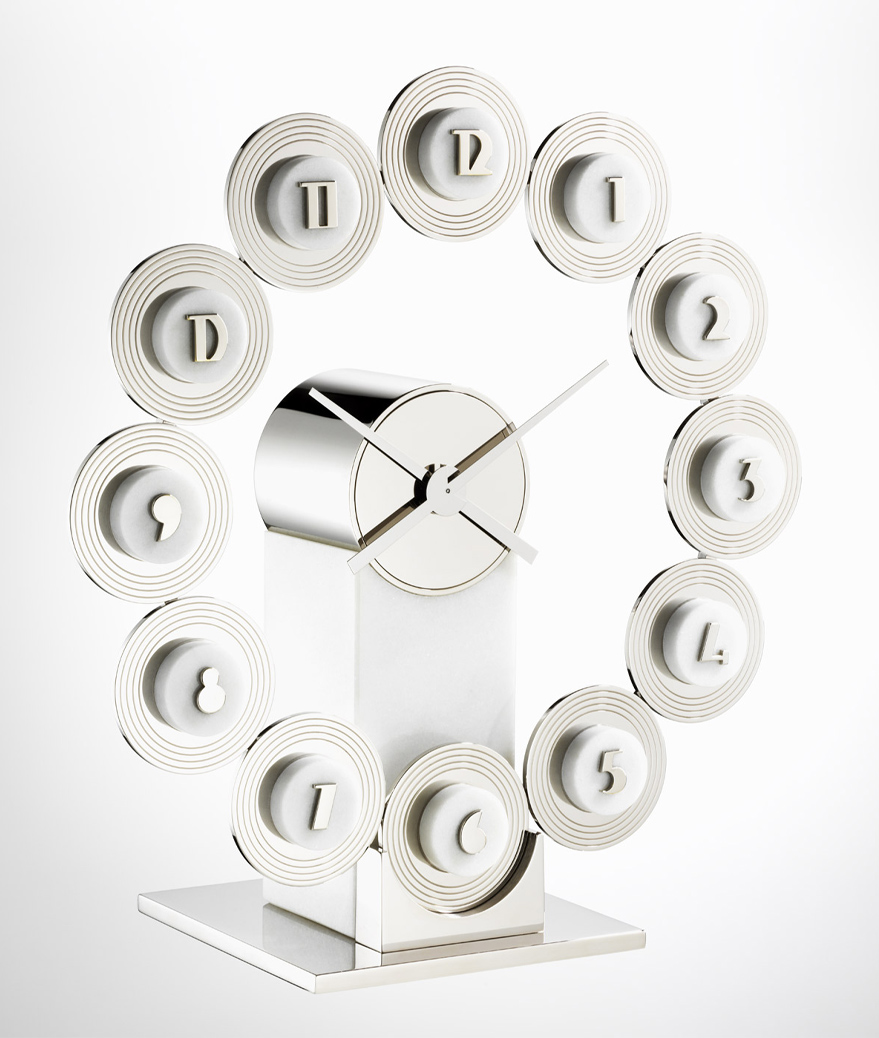 Horloge Jean Puiforcat en argent massif sur fond gris