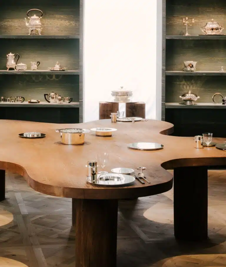 Intérieur du magasin Puiforcat avenue Gabriel à Paris