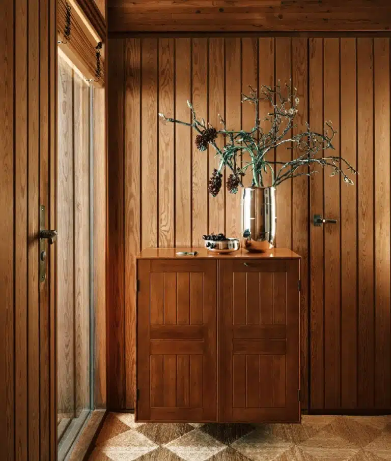 Puiforcat collection Séléné mise en scène dans une pièce en bois 