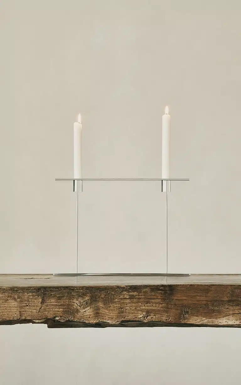 Candélabre deux lumières de la collection Pilotis, posé sur une table en bois.