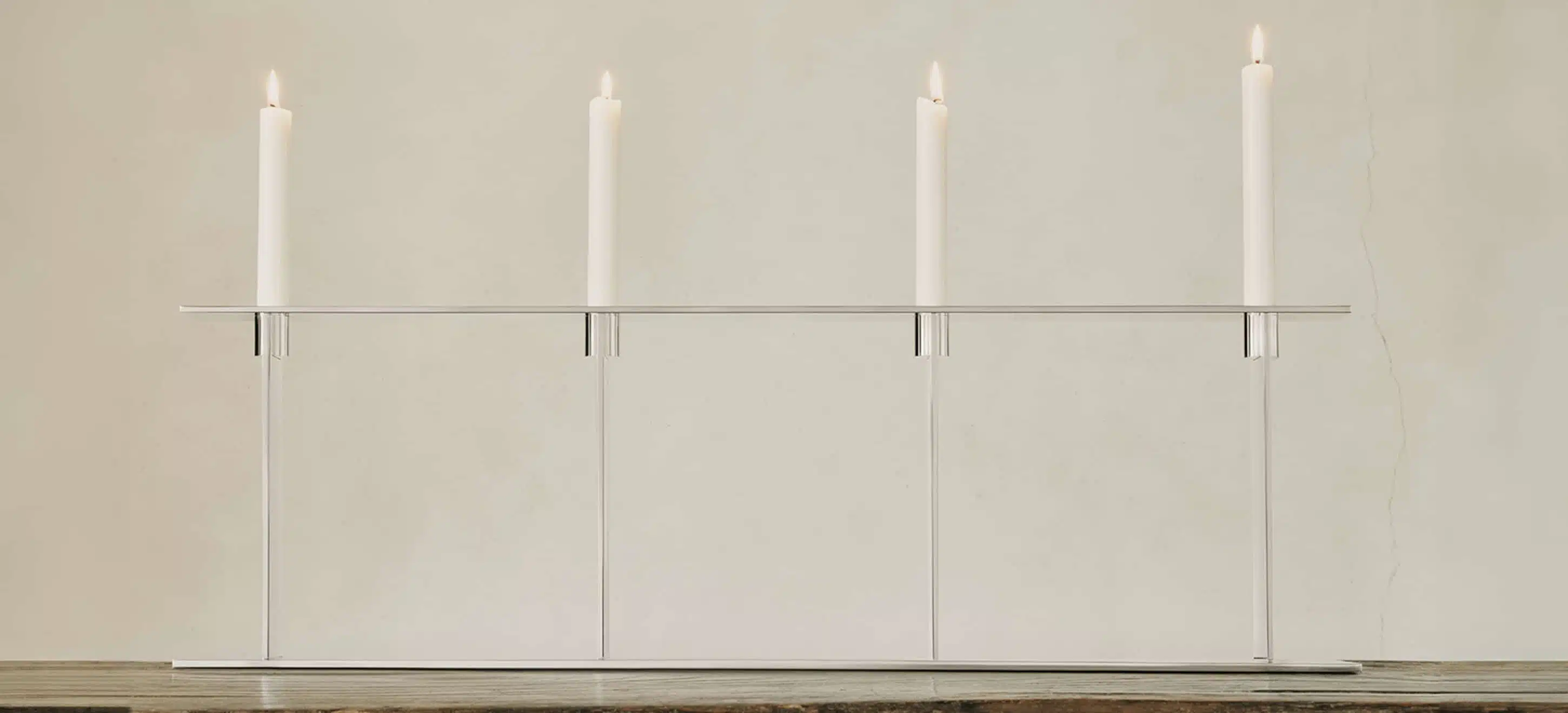Candélabre quatre lumières de la collection Pilotis, posé sur une table en bois.