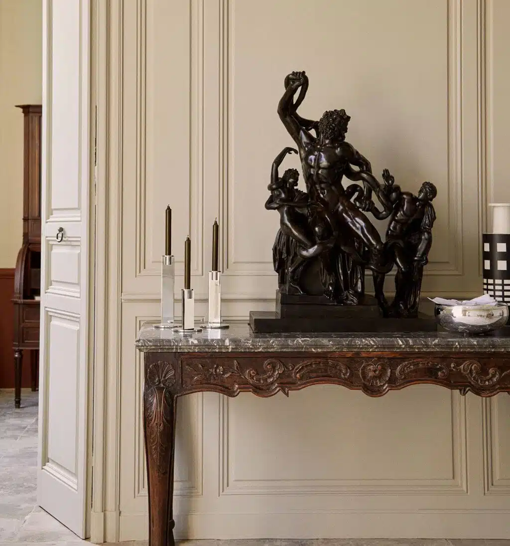 Image d'ambiance avec trois des bougeoirs de la collection Pilotis en argent massif