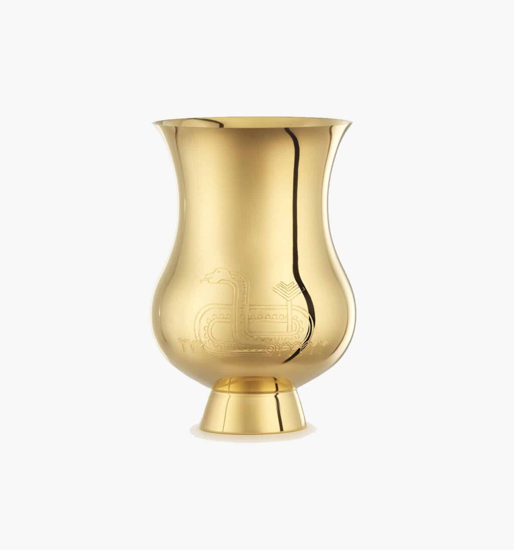 Timbale gravée du signe du zodiaque de l'Année du Serpent en vermeil de la collection Pour le champagne de Puiforcat sur fond clair.