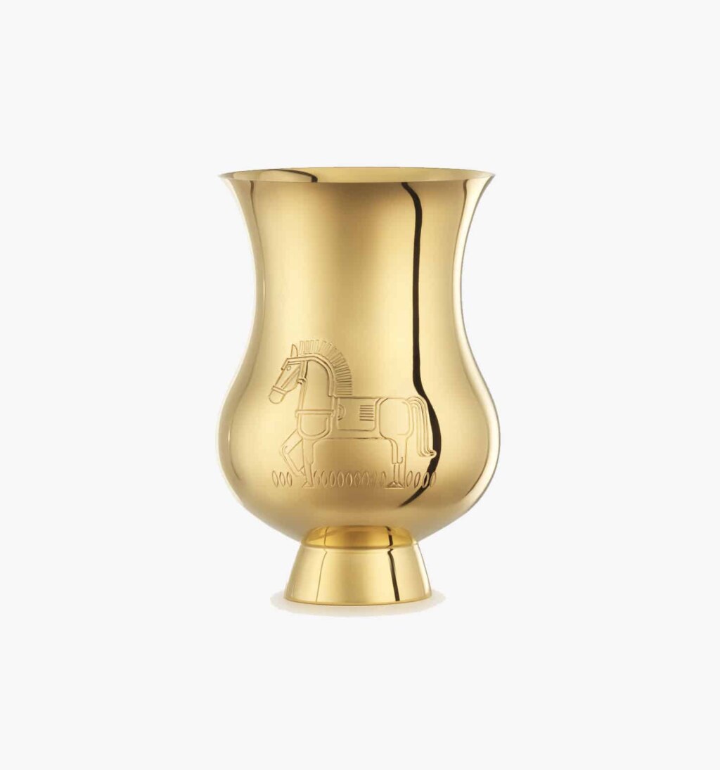 Timbale gravée vermeil du signe du zodique de l'"Année du Cheval" de la collection Pour le champagne de Puiforcat sur fond clair.