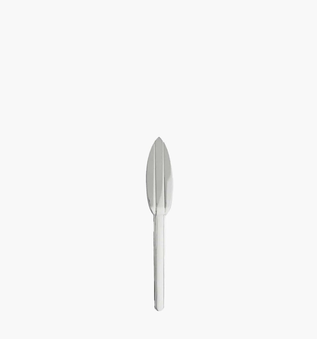 Fish knife in stainless steel from the Guéthary collection by Puiforcat on a light background.