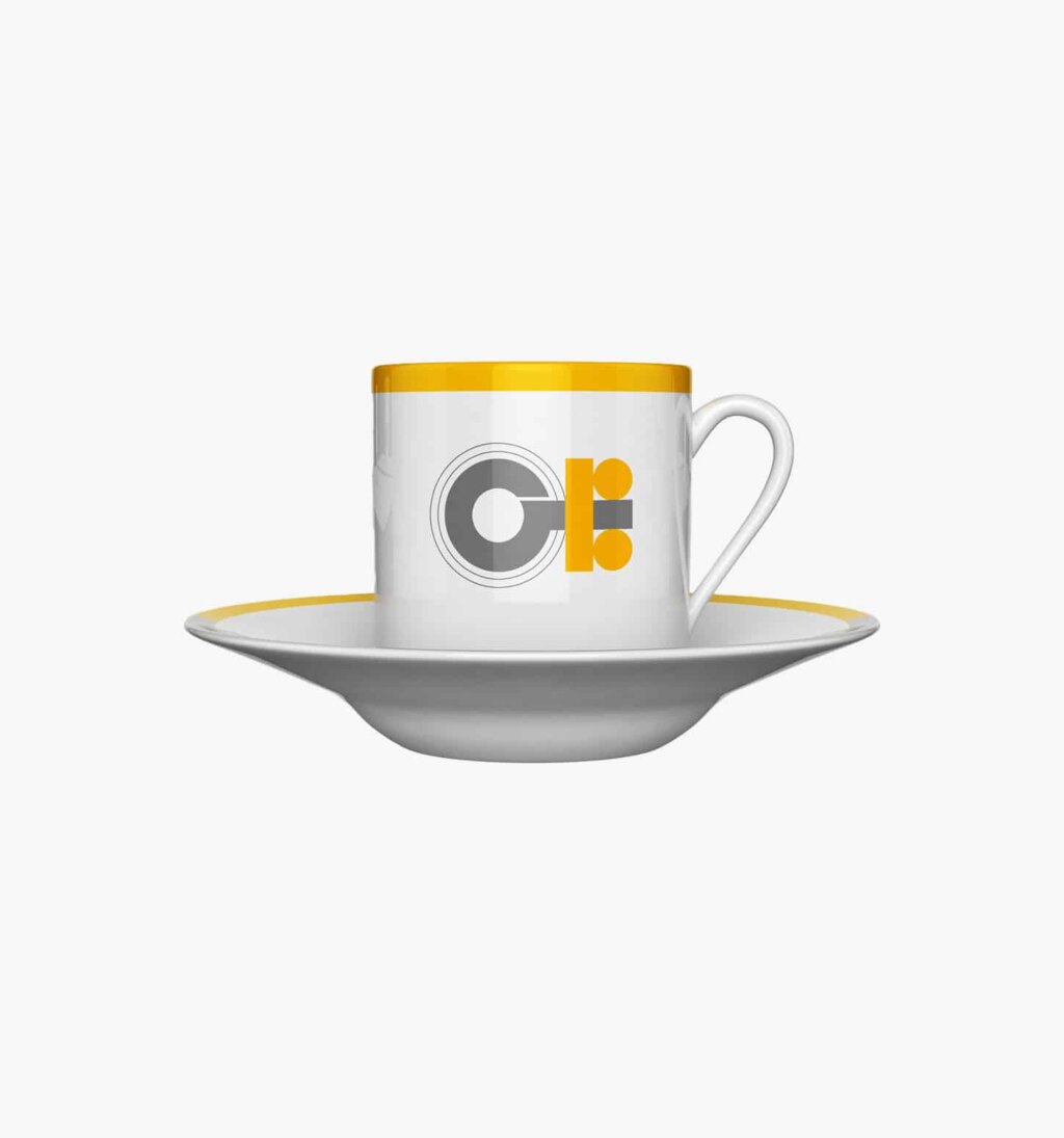 Tasse à café et soucoupe en porcelaine de la collection personnalisable Monogrammes par Puiforcat sur fond clair.