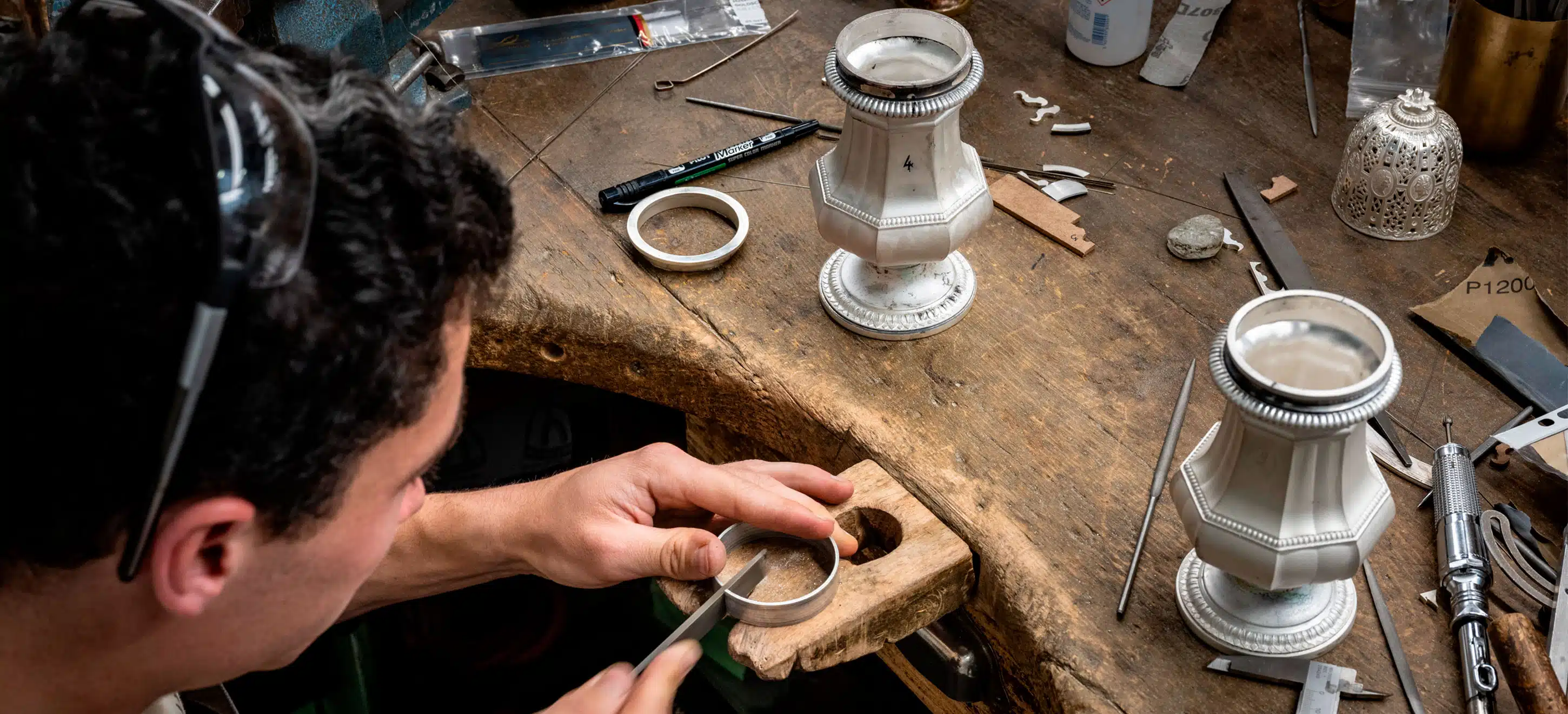 Travail d'un orfèvre dans l'atelier Puiforcat