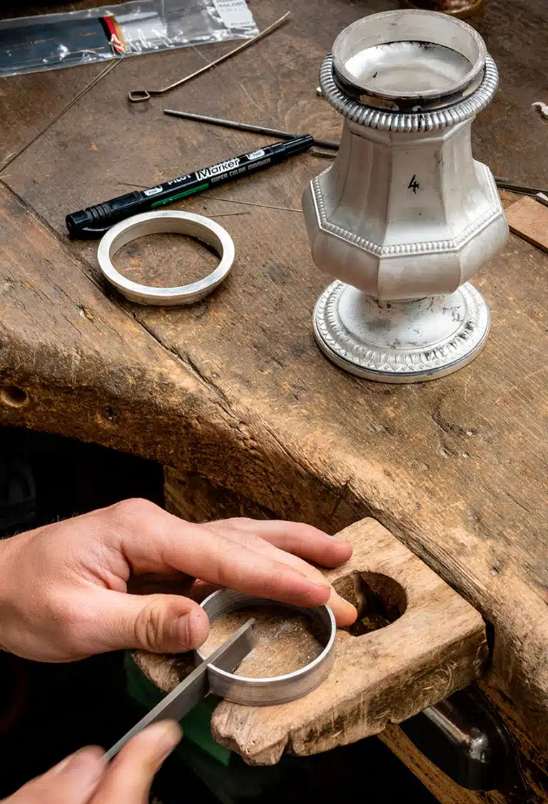 Travail d'un orfèvre dans l'atelier Puiforca version mobile
