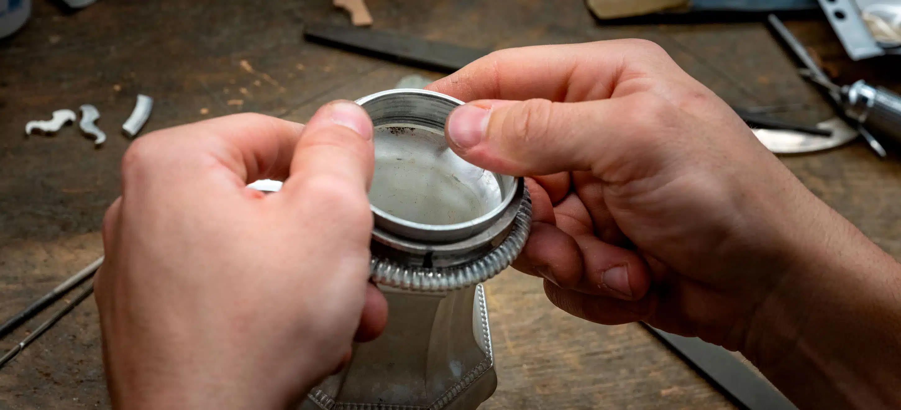 Travail d'un orfèvre dans l'atelier Puiforcat.