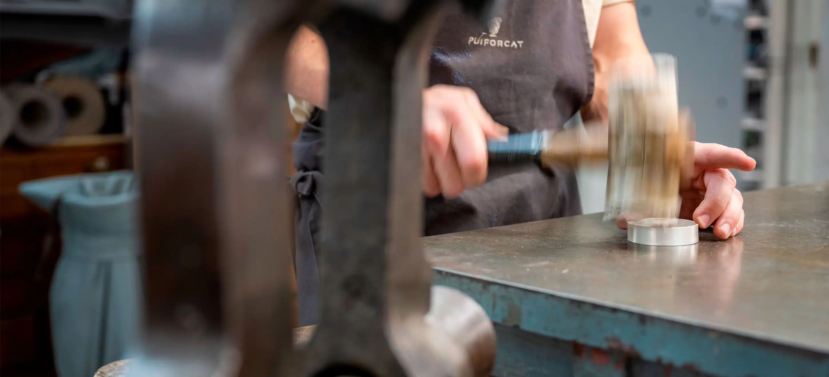 Travail d'un orfèvre dans l'atelier Puiforcat.