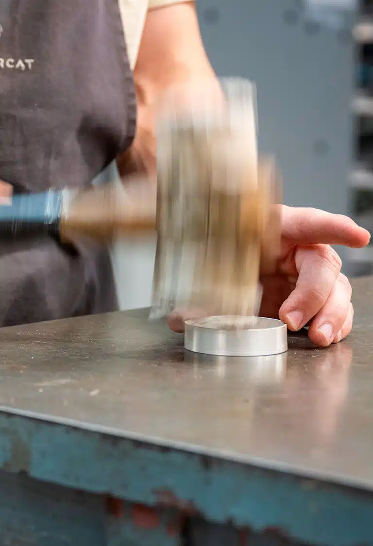 Travail d'un orfèvre dans l'atelier Puiforcat version mobile