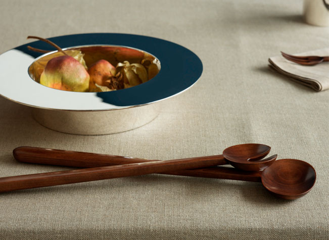 Visuel de table dressée avec la collection de couverts en bois de cerisier Jersey et le service Dinner Service en argent massif.