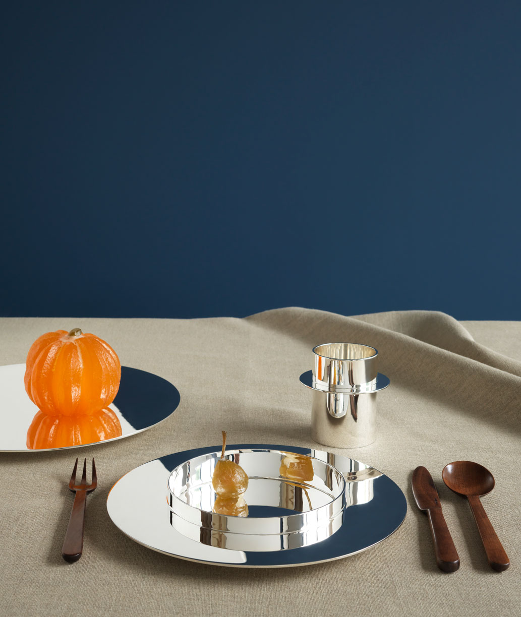 Visuel de table dressée avec la collection de couverts en bois de cerisier Jersey et le service Dinner Service en argent massif.
