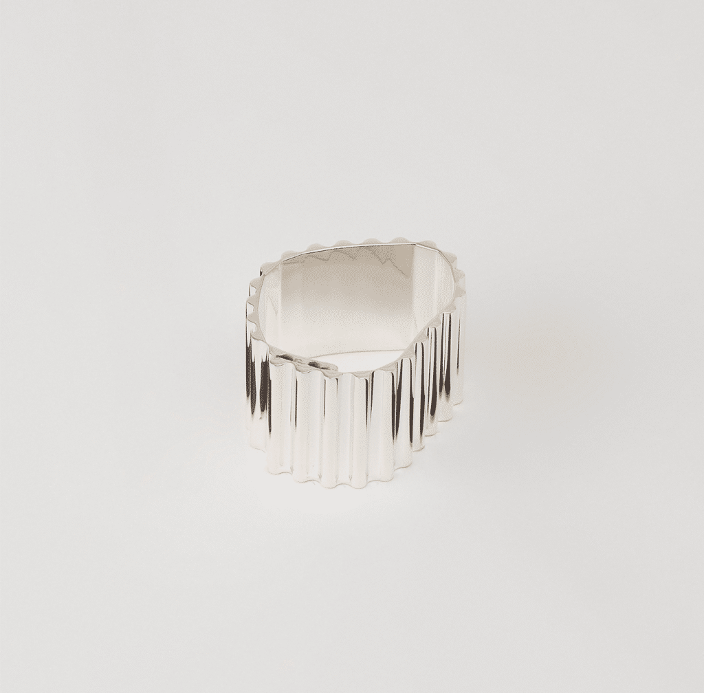 Coulant de la collection Silver Set 2025 sur fond blanc 