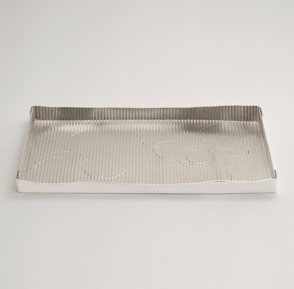 Plateau de la collection Silver Set 2025 sur fond blanc
