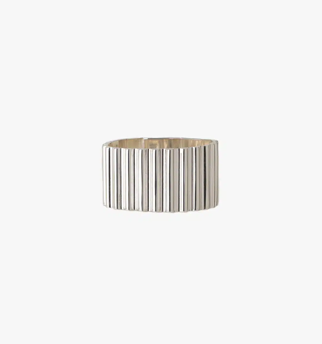Coulant R de la collection Silver Set 2025 par Rachel Whiteread