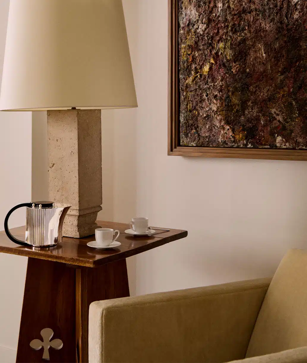 Visuel de la cafetière Etchéa Art déco 1937 sur une table avec des tasses