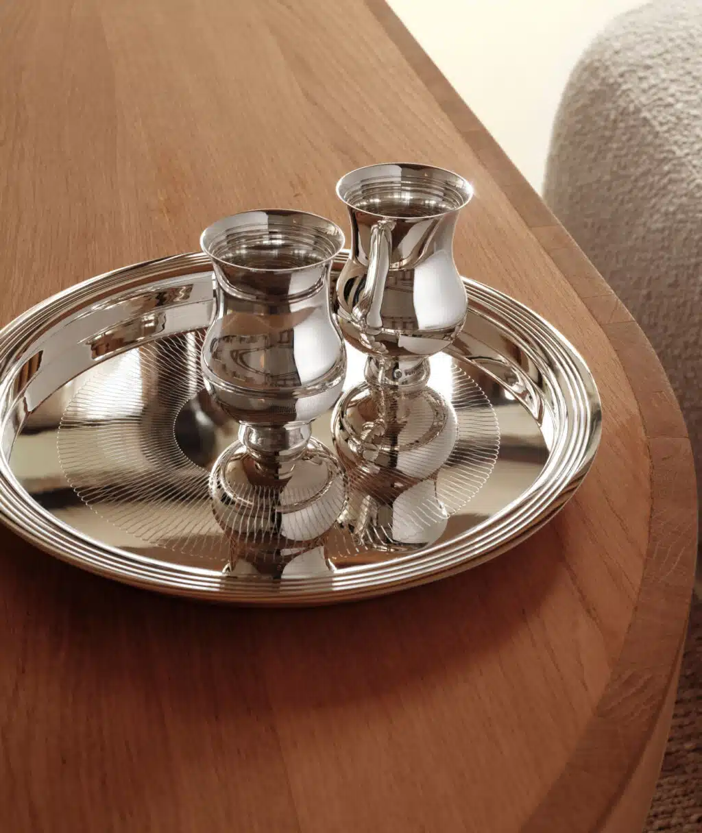 Timbales à champagne en argent massif sur un plateau en argent massif posés sur une table n bois