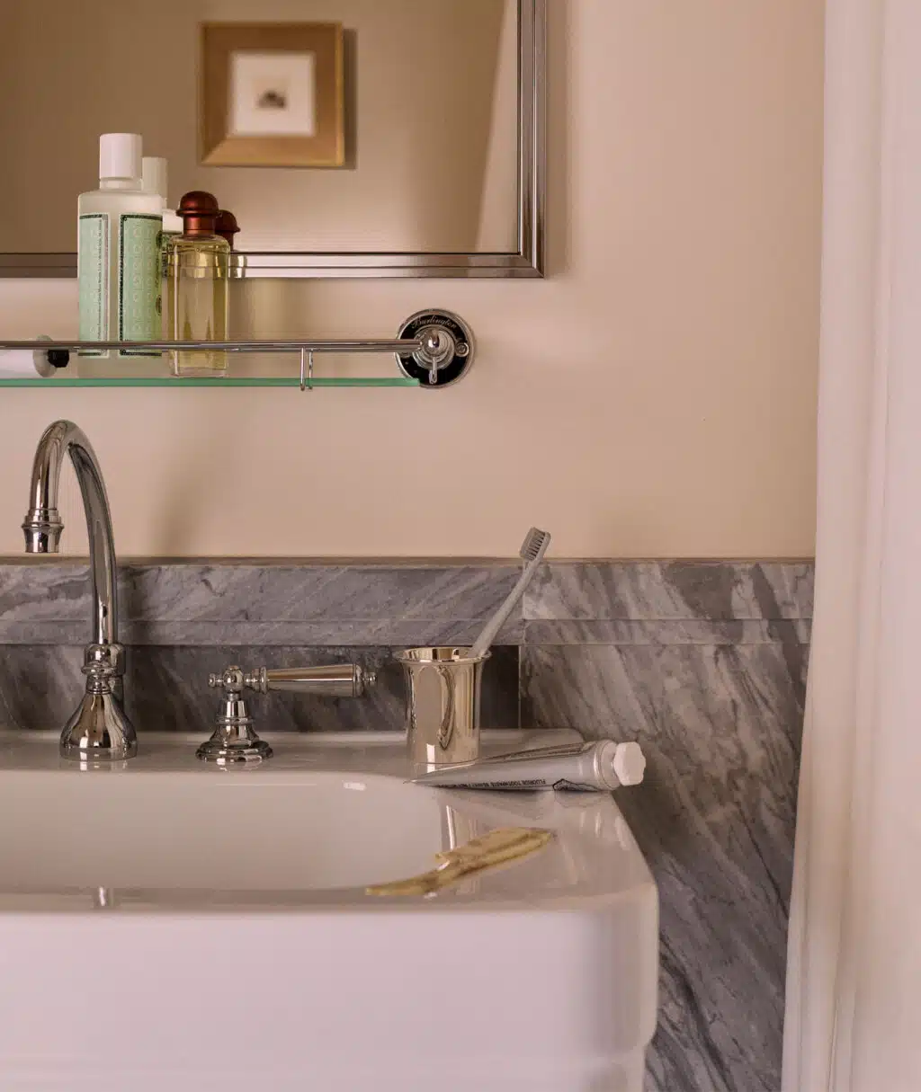 Timbale Capucin dans une salle de bain