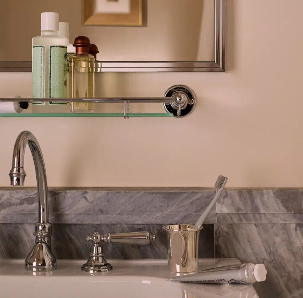 Timbale Capucin dans une salle de bain