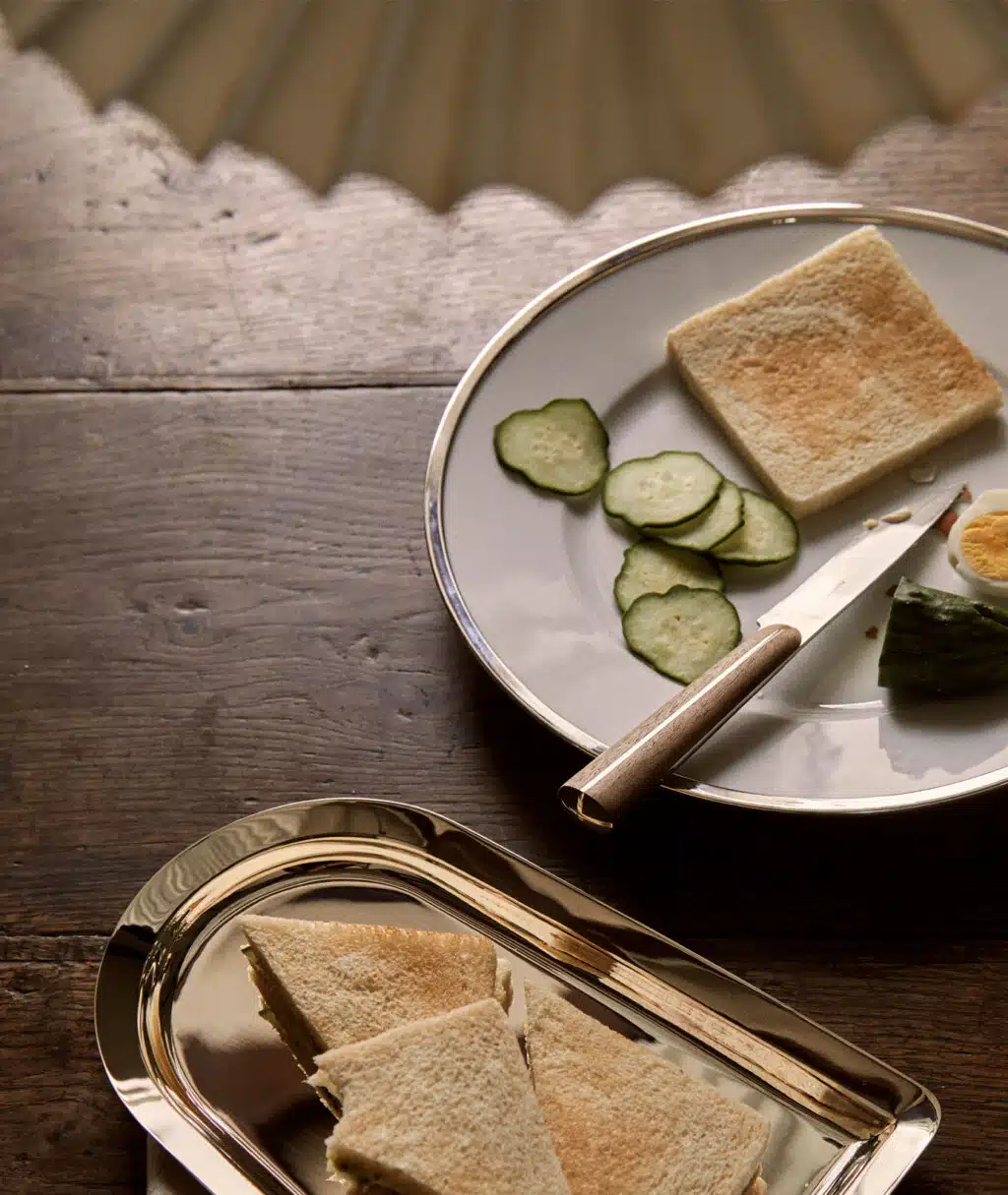 Couteau d'office de la collection Couteaux d'Orfèvre sur une assiette Cercle d'Orfèvre avec des sandwichs