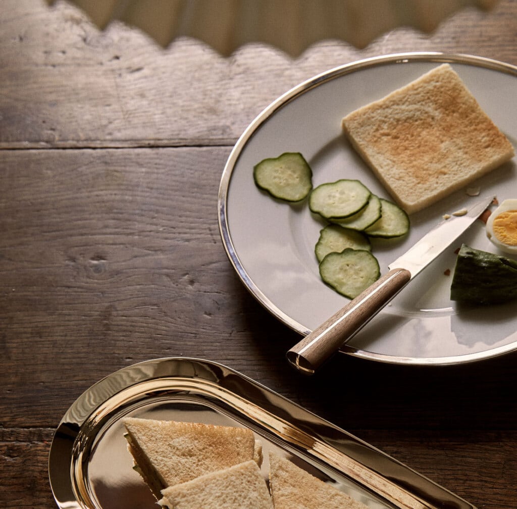 Couteau d'office de la collection Couteaux d'Orfèvre sur une assiette Cercle d'Orfèvre avec des sandwichs
