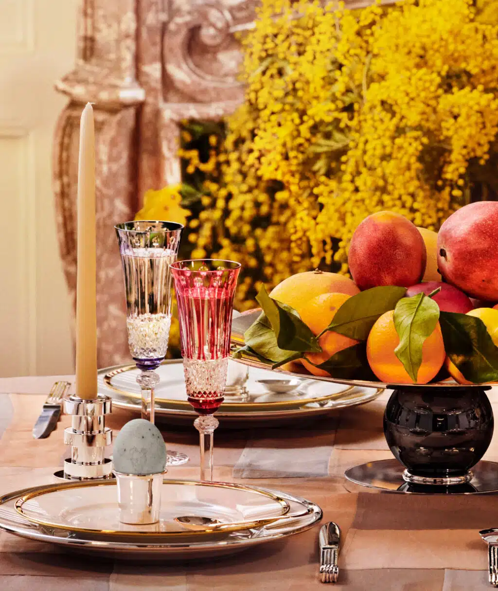 Coquetier Cyclamen sur une table dressée de Pâques