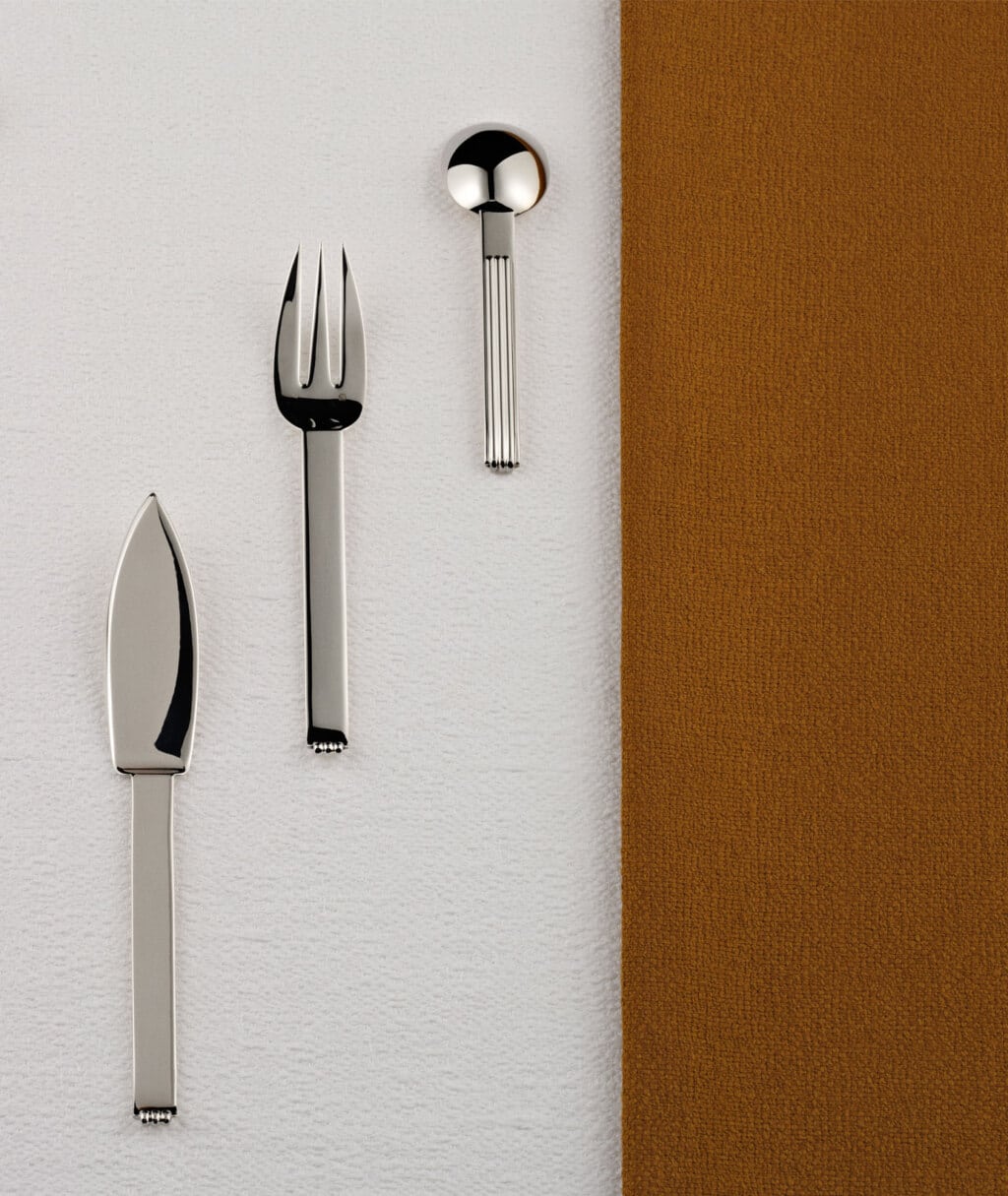 Couverts Deauville sur une nappe blanche et orange