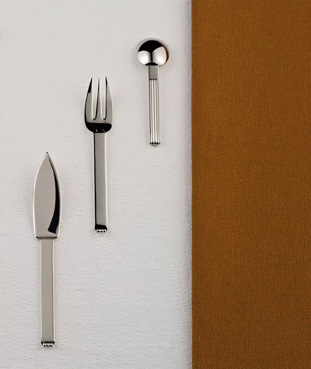 Couverts Deauville sur une nappe blanche et orange