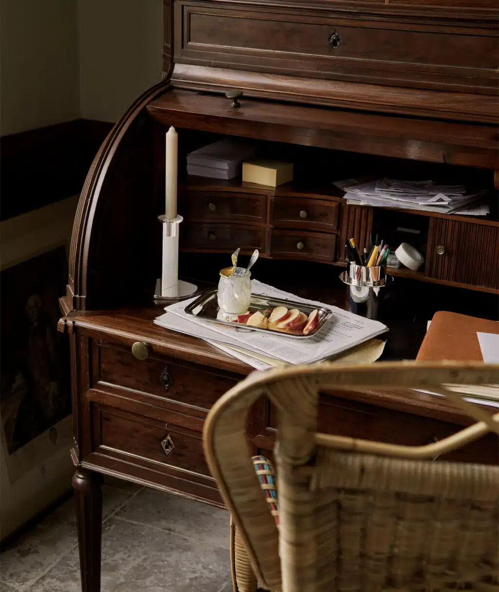 Plateau Dépêche en métal argenté sur un bureau avec des fruits coupés