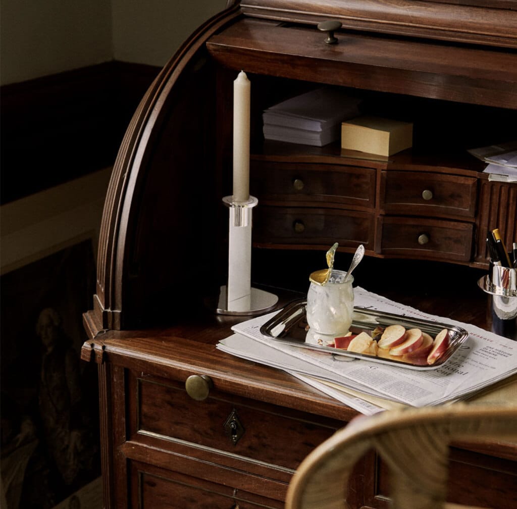 Plateau Dépêche en métal argenté sur un bureau avec des fruits coupés