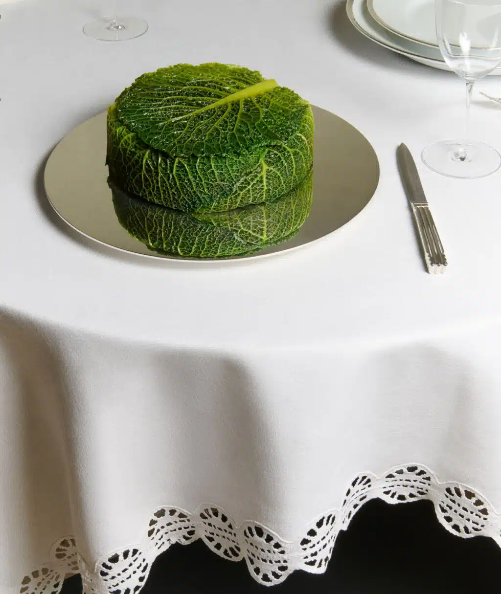 Chou farci dressé sur une grande assiette çà pain de la collection Dinner Service 