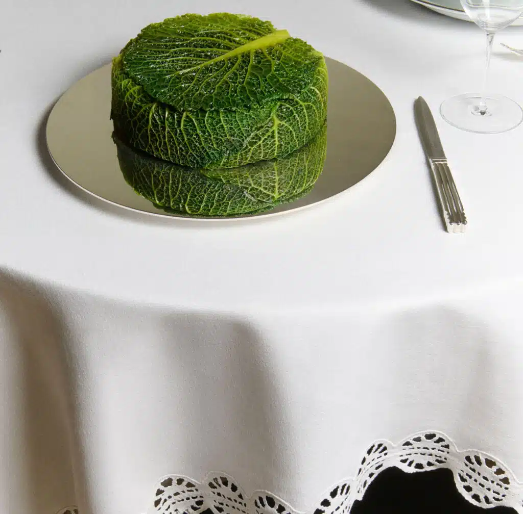 Chou farci dressé sur une grande assiette çà pain de la collection Dinner Service