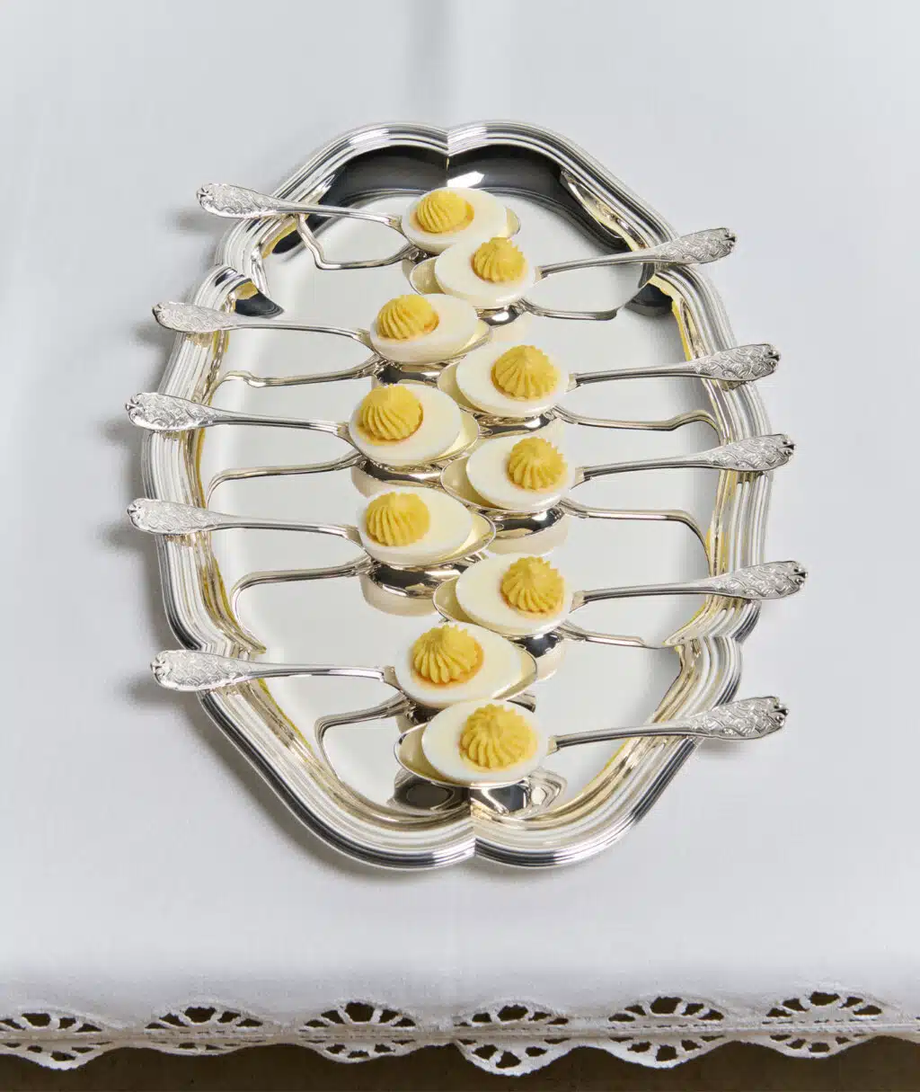 Cuillers Elysée sur un plateau en argent avec des meufs mimosa