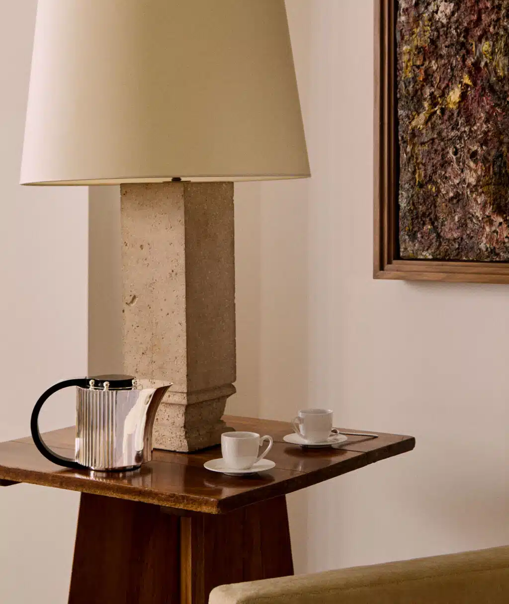 Cafetière Etchéa sur une table avec 2 tasses à café